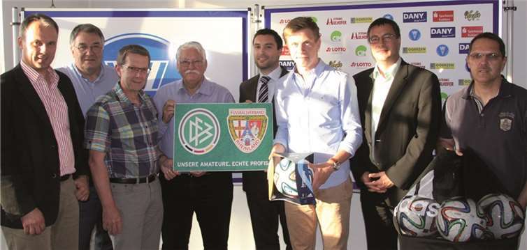 Die Teilnehmer am ersten Vereinsdialog (von links): Armin Bertsch (FVR-Geschäftsführer), Peter Durst (Ansprechpartner Masterplan im Kreis Koblenz), Peter Löcher (Vorsitzender Kreis Koblenz), Walter Desch (FVR-Präsident), David Follmann (Vorsitzender FC Metternich), Tobias Lommer (Jugendleiter FC Metternich), Carl-Stefan Grohé (Schatzmeister FC Metternich), Günter Heidger (Geschäftsführer FC Metternich).privat