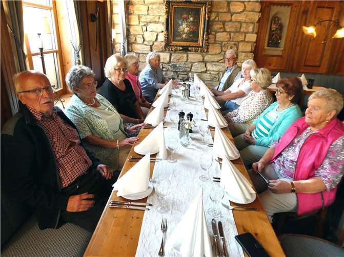 Die Teilnehmer am gedeckten Tisch in der „Silberdistel“.  Foto: Willi Fuhrmann