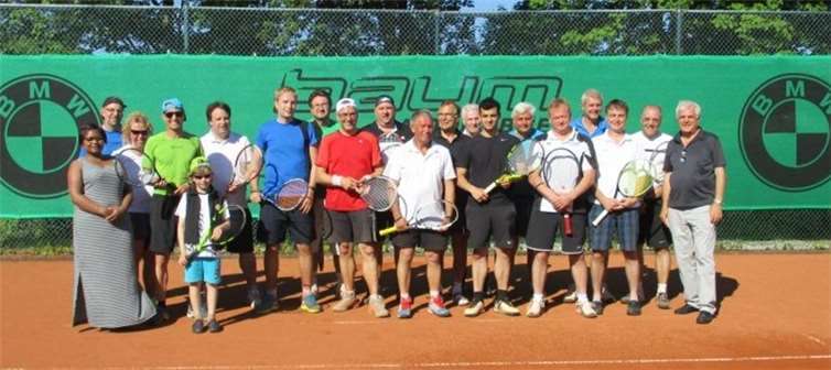 Die Teilnehmer an den 3. Westdeutschen Schach-Tennis-Meisterschaften mit Turnierorganisator Jürgen Kaster (r.) vom TC Grafschaft und Alina Adenäuer (l.) als Vertreterin des Hauptsponsors.  privat