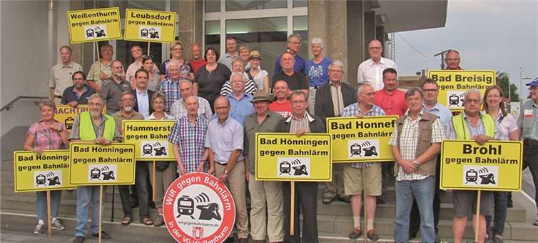 Die Teilnehmer an der 32. Dienstag-Demonstration vor dem Bahnhof der Stadt Neuwied. privat