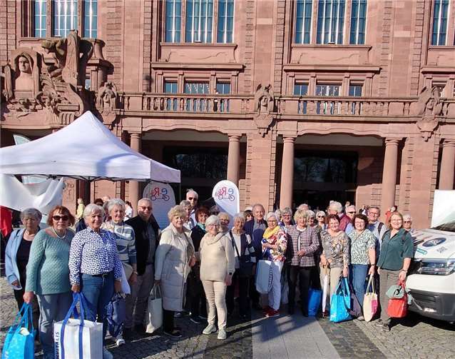Die Teilnehmer an der Bürgerfahrt zum 14. Deutschen Seniorentag freuten sich am Ende des Besuchs im Kongresszentrum Rosengarten in Mannheim über eine gelungene Veranstaltung. Foto: Richard Welter
