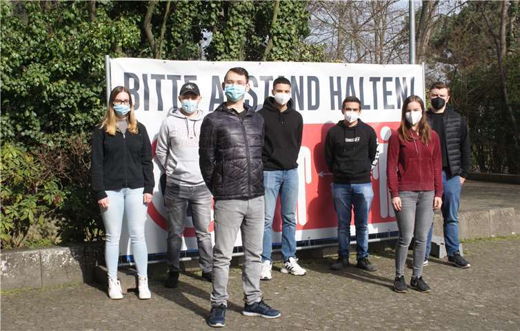 Die Teilnehmer an der ChemieOlympiade. Die nächste Runde erreichten Julia Fischer (links hinten), Alexander Polengenko (links vorne) und Hannah Geron (rechts vorne). Foto: privat