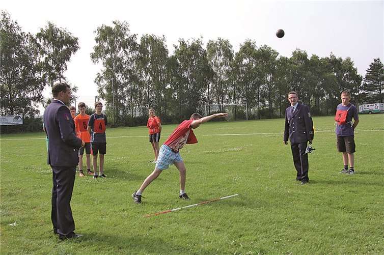 Die Teilnehmer an der Leistungsspange mussten beim Kugelstoß sportliche Fitness beweisen.