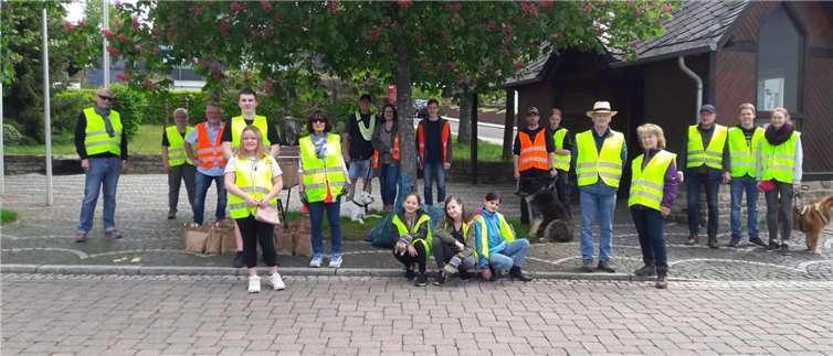Die Teilnehmer an der Müllsammelaktion.Fotos: privat