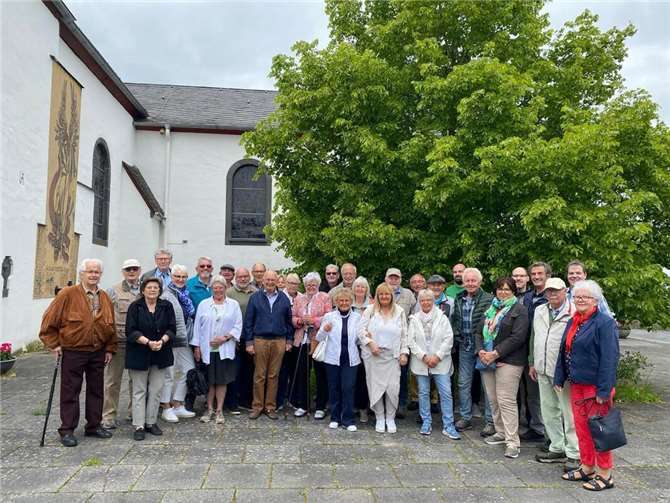 Die Teilnehmer an der Sängerfahrt des Männerchors Nickenich in Barweiler vor der Marienwallfahrtskirche St. Gertrud. Foto: privat