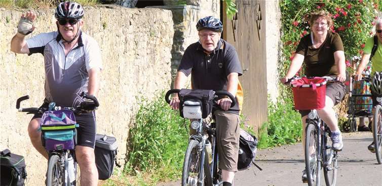 Die Teilnehmer an der der VHS-Radtour 2013 am Main.privat