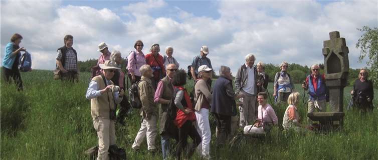 Die Teilnehmer an einem der vielen Wegkreuze auf freier Flur im Brohltal.privat