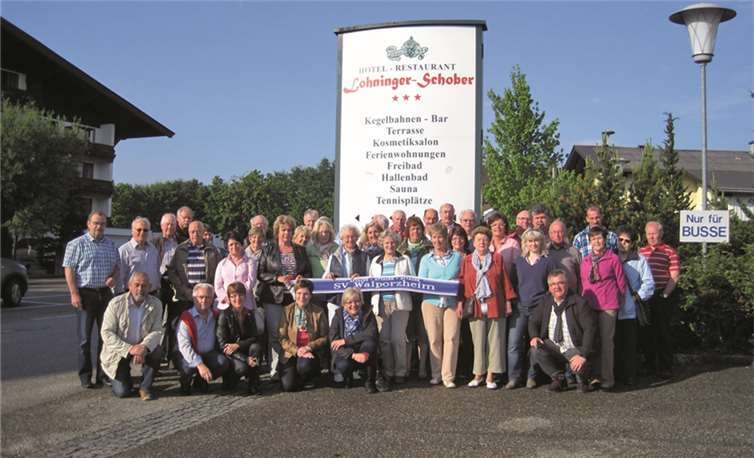 Die Teilnehmer auf dem Parkplatz vor dem Hotel in St. Georgen im Attergau. privat