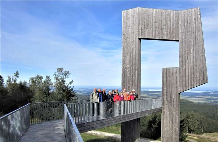 Die Teilnehmer bei der Gipfelskulptur „Windfang“ auf dem Erbeskopf. Foto: Eifelverein Remagen