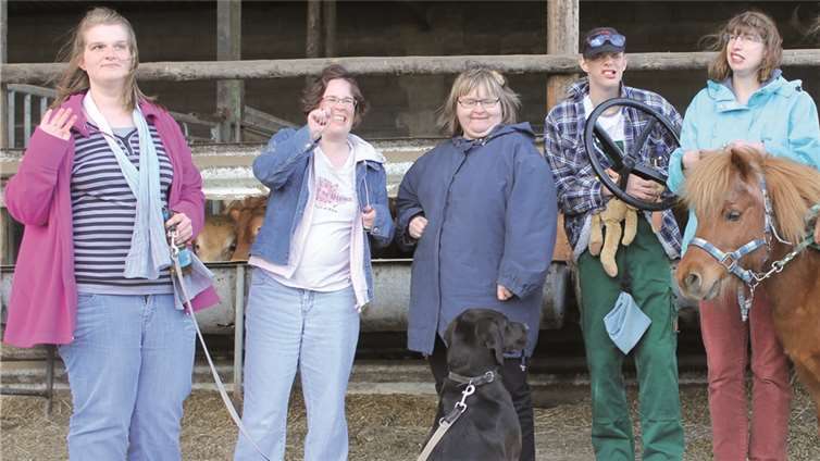 Die Teilnehmer bei der Kontaktaufnahme mit den Tieren. privat