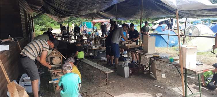 Die Teilnehmer beim Basteln des Insektenhotels.