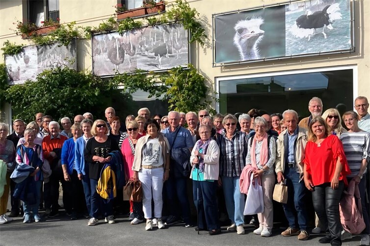 Die Teilnehmer beim Besuch der Straußenfarm