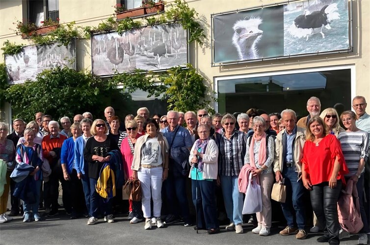 Die Teilnehmer beim Besuch der Straußenfarm