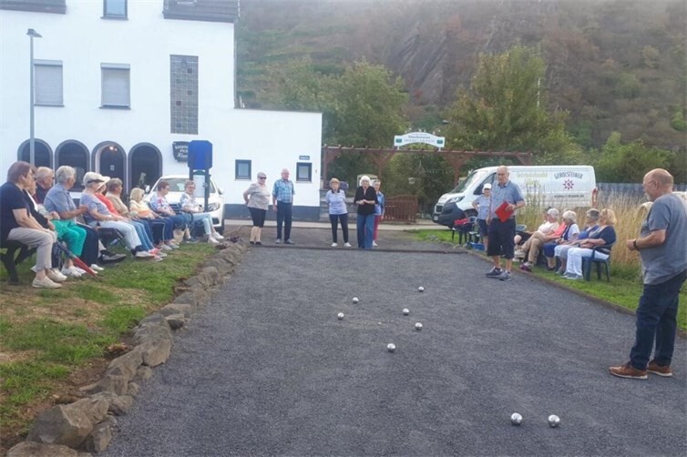Die Teilnehmer beim Boule spielen