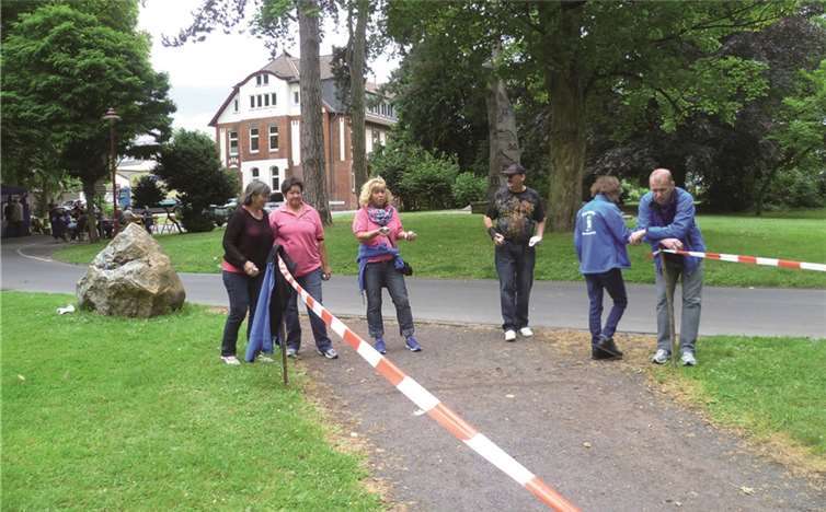 Die Teilnehmer beim Boule spielen.