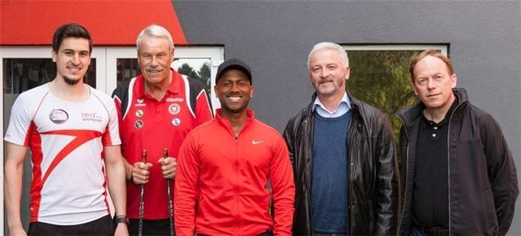 Die Teilnehmer beim Pressetermin (v.l.n.r.): Marian Kneuper, Günter Pietsch (Initiator u. Hauptschiedsrichter), Ravikanth Nadarajah, Bürgermeister Uwe Schmidt (Ortsgemeinde Hilgert), Stefan Puderbach (zertifizierter DSV-Seminarleiter). privat