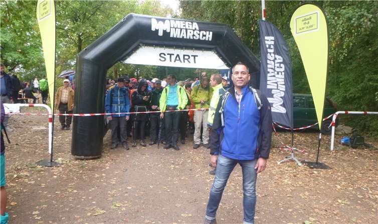 Die Teilnehmer beim Start zum „Megamarsch 2018“ in Brühl.  Privat