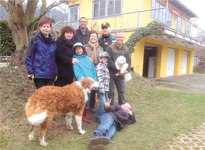 Die Teilnehmer beim WSC-Arbeitstag (v.l.n.r.): Karen Mohrdieck-Türpe, Jutta Haag, Stephanie Kindler, Johannes Müller, Annelie Mais-Müller, Gerd Haag, Felix Kinder und Jörg Kindler; vorne liegend: Marius Müller und die beiden Hunde Mona (li.) und Eddie (re.). privat