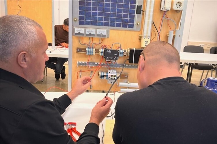 Die Teilnehmer beim praktischen Unterricht.