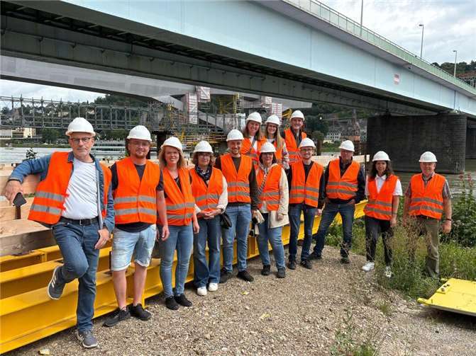 Die Teilnehmer bekamen einen Überblick über die Planungen für die neue Brücke.  Foto: privat