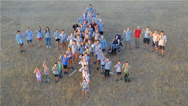 Die Teilnehmer bildeten eine Lilie und zeigten den Pfadfindergruß.Privat