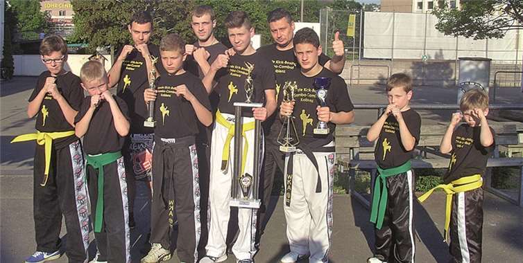 Die Teilnehmer der 14. WKA Internationalen Deutschen Meisterschaft mit Trainer Valery Gerasymenko (im Bild hinten r.) privat