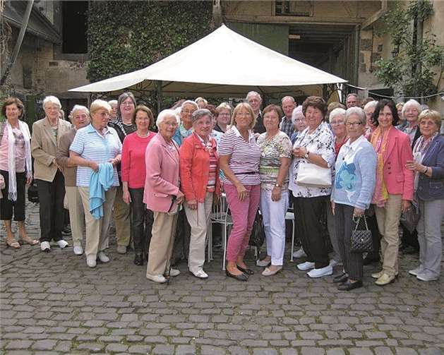 Die Teilnehmer der 2. Frühlingsfahrt im Hof der „kleinen Bauernschmause“ in Polch.