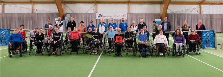 Die Teilnehmer der 6. Rheinland-Pfalz Rollstuhltennis-Meisterschaft versammelten sich zum Gruppenfoto. Foto: Stefan Brendahl
