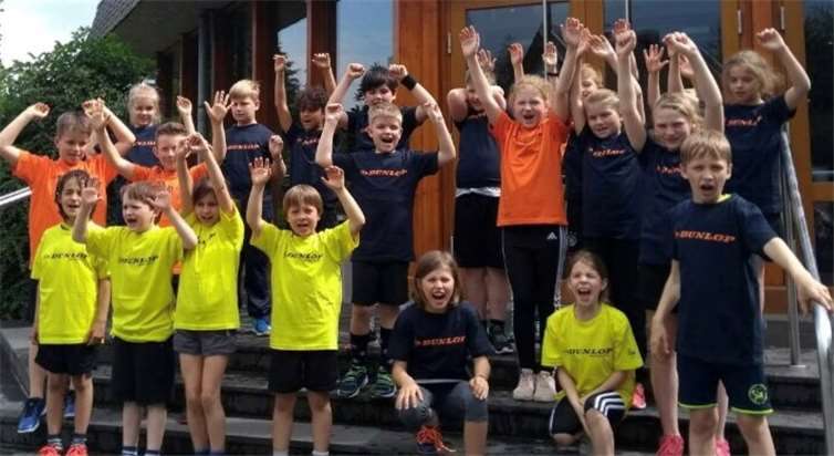 Die Teilnehmer der Altersklasse U9 mit den Turniershirts.