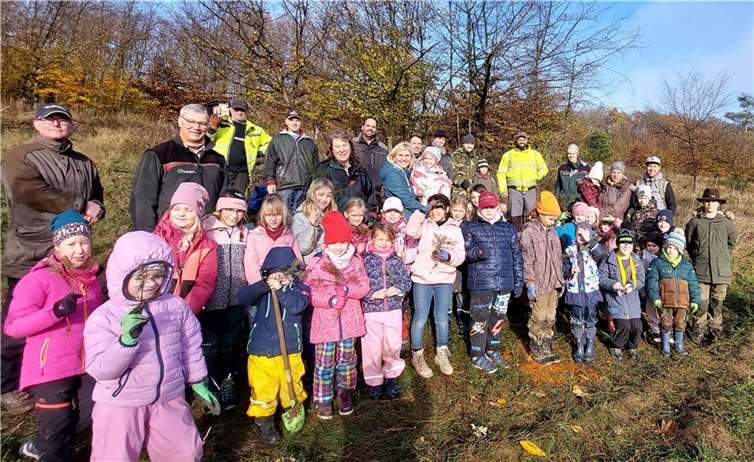 Die Teilnehmer der Baumpflanzaktion der Ortsgemeinde Ellenz-Poltersdorf. Fotos: OG Ellenz-Poltersdorf