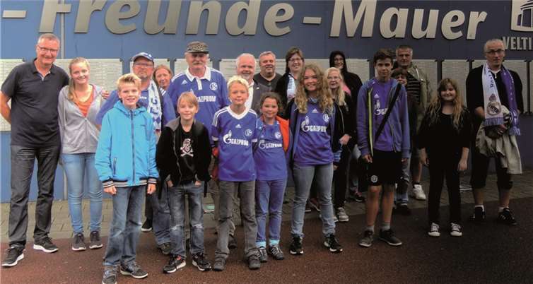 Die Teilnehmer der Bendorfer StadtJugendringfahrt haben mit großem Interesse die Geschichte der „Tausend-Freunde-Mauer“ vor der Schalker Veltins-Arena angehört. BSB