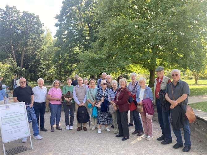 Die Teilnehmer der Besichtigung des Botanischen Gartens mit ihren Führerinnen (2. u. 3. v. links). Der OGV-Vorsitzende Norbert Buchbender (links) und Vize Josef Weich (Mitte) hatten die Tour bestens organisiert.  Foto: privat