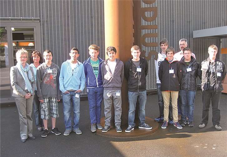 Die Teilnehmer der Betriebserkundung vor dem Gebäude der Firma Rhodius. privat