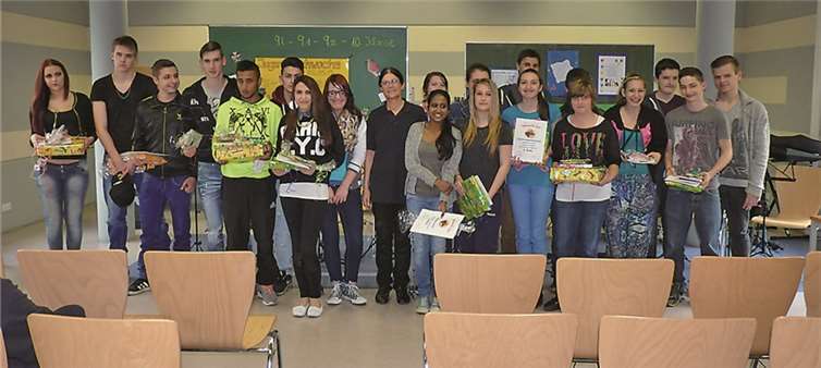 Die Teilnehmer der Buchwoche zeigen stolz ihre Urkunden. Andrea Karbach