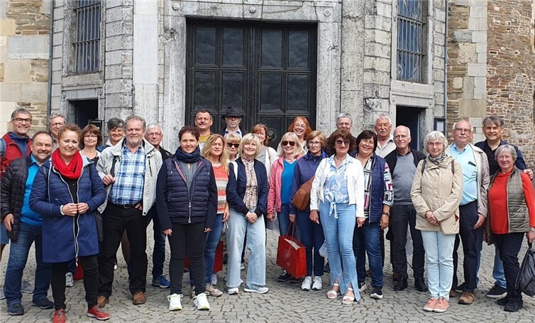 Die Teilnehmer der Chorfahrt vor dem Aachener Dom.Foto: privat