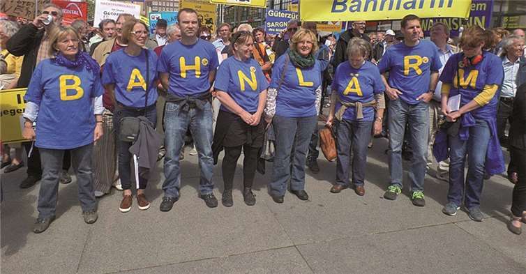 Die Teilnehmer der Demo machten deutlich, was diese von der Lärmbelästigung der Bahn halten. -STUKO-