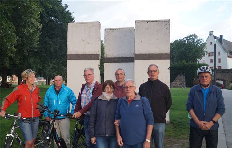 Die Teilnehmer der Dienstags-Radtour vor dem Mauer-Denkmal am Deutschen Eck. Foto:Kolping St. Martin