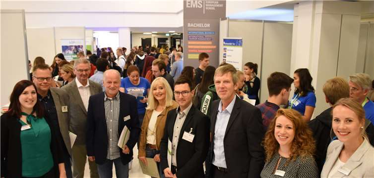 Die Teilnehmer der Diskussionen informierten sich danach bei einem Messerundgang.Fotos: HEP