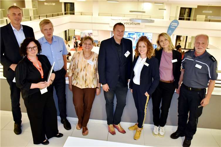 Die Teilnehmer der Diskussionsrunde trafen sich auf der Galerie. Fotos: HEP