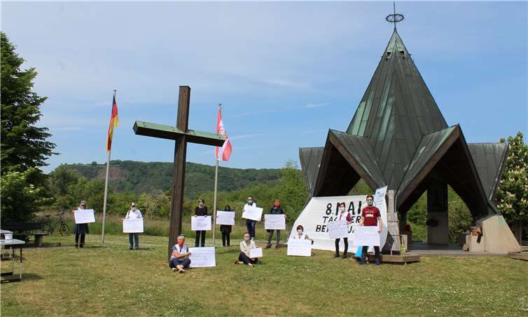 Die Teilnehmer der Erinnerungsveranstaltungen mussten auf Abstand bleiben. Fotos: privat