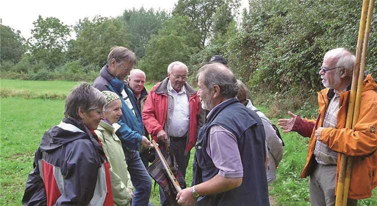 Die Teilnehmer der Exkursion an die Ahrmündung lernten einiges über Gewässerkunde und Naturschutz. privat