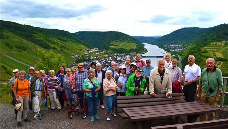 Die Teilnehmer der Exkursion auf dem Petersberg, im Hintergrund links Neef, auf der rechten Moselseite St. Aldegund. Foto: privat