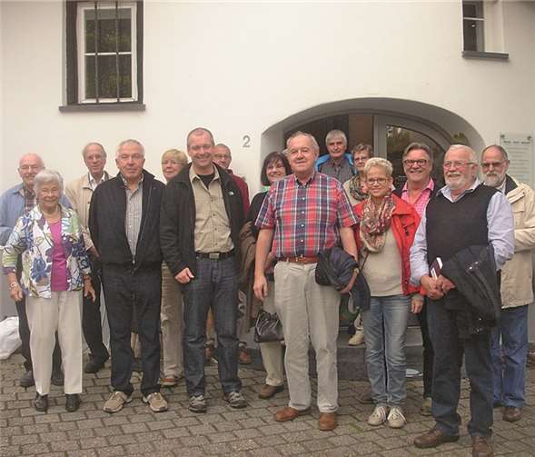 Die Teilnehmer der Fahrt des CDU-Stadtverbandes Bendorf vor der Vinothek in Winningen. privat