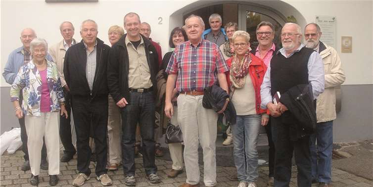 Die Teilnehmer der Fahrt des CDU-Stadtverbandes Bendorf vor der Vinothek in Winningen. privat