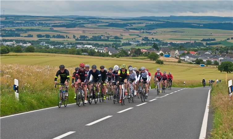 Die Teilnehmer der Fernfahrt Mendig-Budel im ersten Anstieg hinauf nach Bell kurz nach dem Start in Mendig.Martin Schäfer