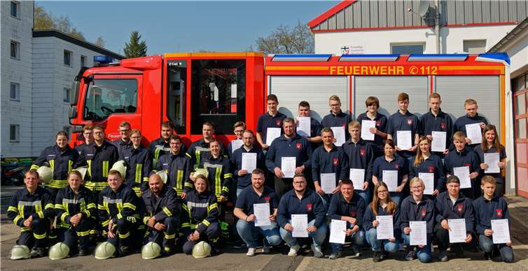 Die Teilnehmer der Feuerwehr-Grundausbildung in Rheinbach.Foto: Feuerwehr Rheinbach