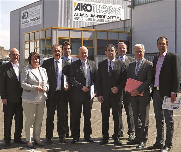 Die Teilnehmer der Führung auf dem Firmengelände von Akotherm. privat