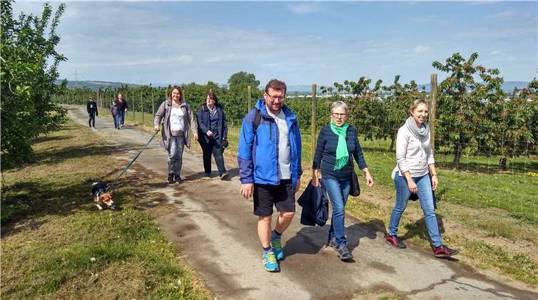 Die Teilnehmer der Gewerbepark-Wanderung erfreuten sichan den reizvollen Wanderwegen in unmittelbarer Nähe der Einkaufsmeile. JS