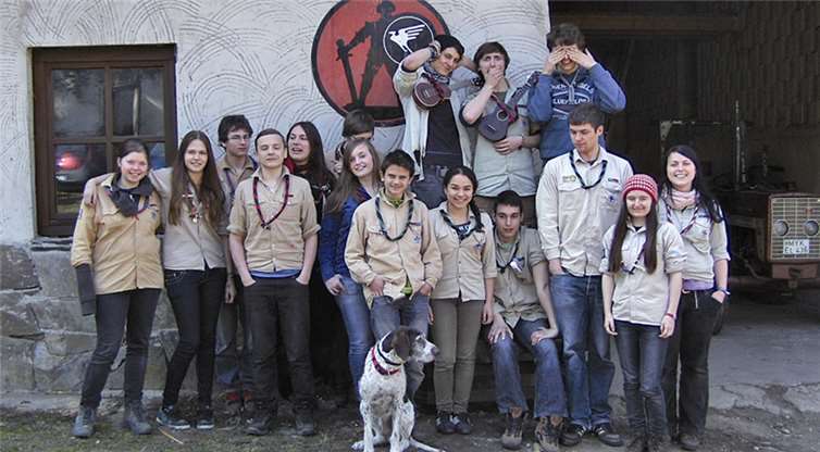 Die Teilnehmer der Gruppenleiter-Schulung mit Lehrgangshund Kim. privat