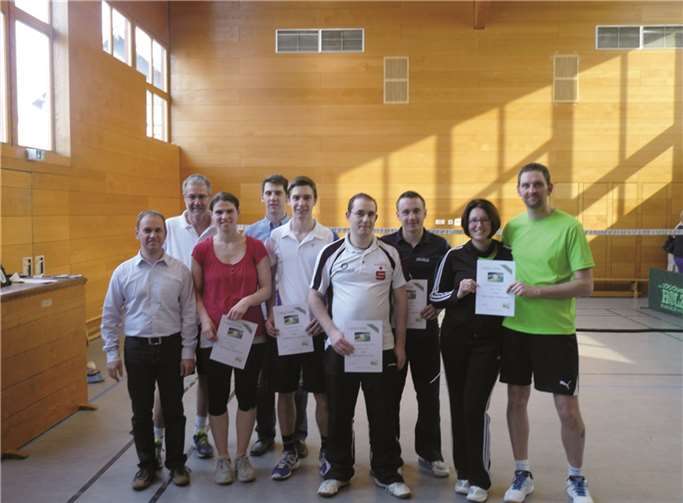 Die Teilnehmer der Halbfinals vom Spaßdoppelturnier mit Sportwart Udo Gertel.